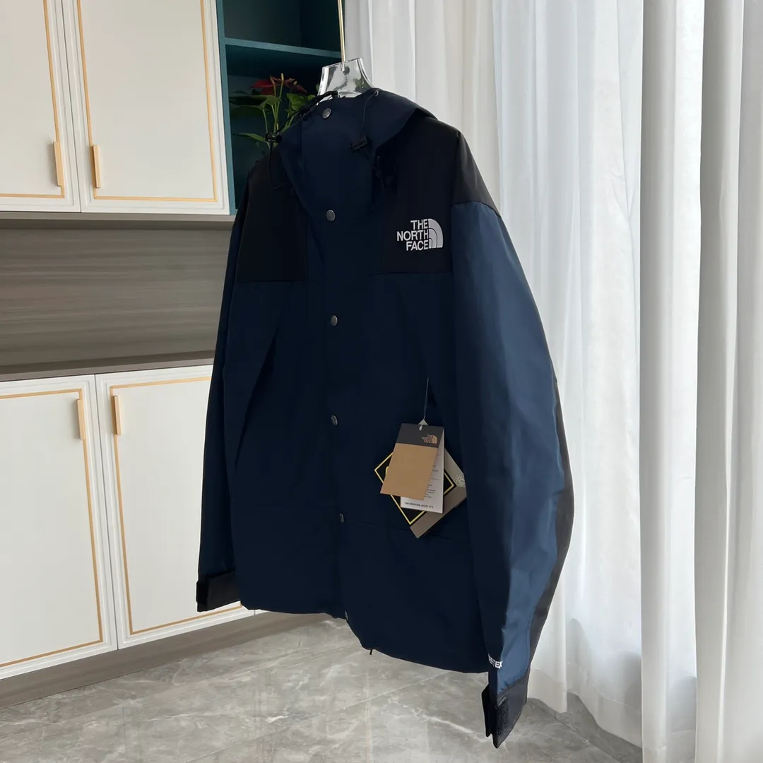 Style number: C 01 P240 Top original Navy Blue color 𝐓𝐡𝐞 𝐍𝐨𝐫𝐭𝐡 𝐅𝐚𝐜𝐞 ｜𝟭𝟵𝟵𝟬 𝐆𝐨𝐫𝐞-𝐓𝐞𝐱｜TNF North Face Classic Jacket 1. Waterproof to the international ISO standard 90 (ISO 4) level to achieve the rolling effect of water droplets on a lotus leaf! 2. Fabric: 2L double-layer Gore-tex fabric is used. The surface layer of the fabric is made of ultra-high-strength waterproofing and the inner layer is covered with film, so it achieves a three-layer waterproof effect, making the garment waterproof and anti-fouling and breathable for excellent outdoor effects. 3. Embroidery: Imported Barudan/Behringer embroidery machine restores ZP. BEHRINGER's 10,000-needle embroidery is neat and three-dimensional, with full three-dimensionality and the charm of each letter. Each stroke has a strong three-dimensional effect. 4. Accessories: Original YKK zipper for the whole garment, which can withstand 100,000 pulls and wear, and original Velcro. The four-button buttons are customized from the original Japanese SELEX. 5 buttons are all in the same direction. The washed QR code is consistent with zp and can be scanned! 6. The entire garment adopts heat-sealing and gluing technology, and all seams are bonded with high-temperature gluing. Size xs s m L x L xx L